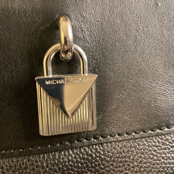 Elegant Black Michael Kors Gramercy bag - Picture 6 of 8